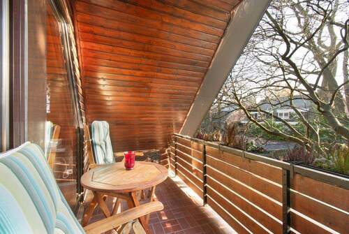 Gemütlicher Balkon im Obergeschoss mit Blick ins Grüne - 