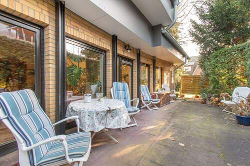 Terrassenbereich mit Sitzgelegenheiten und Zugang zum Garten - 