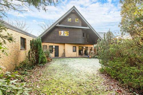 Rückwärtiger Garten mit viel Grün und Privatsphäre - 