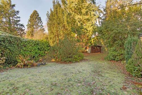 Ruhiger, weitläufiger Garten mit gewachsenem Baumbestand - 