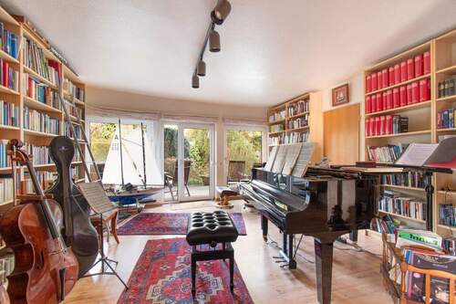 Heller Raum mit großen Fensterflächen und Terrassenzugang - Einfamilienhaus mit 248,00 m&sup2; in Hamburg zum Kaufen