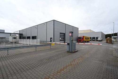 Die Zufahrt - Halle zur Miete in Postbauer-Heng