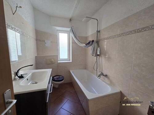 Bad - Etagenwohnung mit 60,00 m&sup2; in Bitterfeld zur Miete