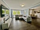 Wohnzimmer und Essbereich - 5 Zimmer Etagenwohnung zum Kaufen in Quickborn