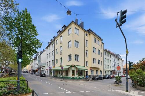 Hausansicht - Charmante 3-Zimmer-Wohnung mit Balkon in Bestlage von Köln-Klettenberg - mit Entwicklungspotenzial