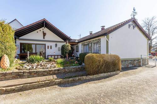 Remax Bauschheim-87 - 2 Wohneinheiten (WEG geteilt) im Bungalowstil (separate Eingänge) mit großer Wohnfläche