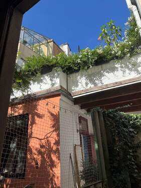 ...mit angrenzenden Häusern - 