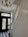 Haustür und Treppe - 