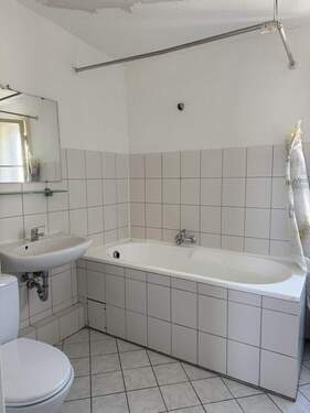 Bad mit Wanne - 