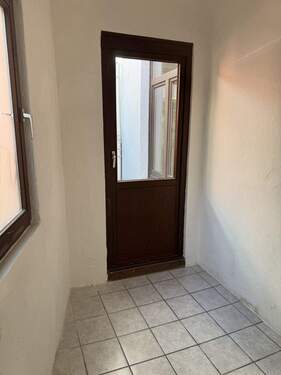 Waschraum mit Tür zum Innenhof - 