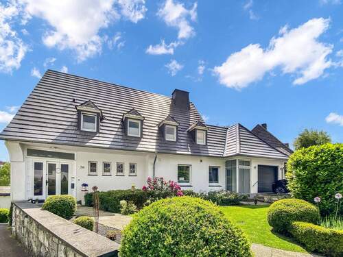 Hausansicht - Großzügiges Einfamilienhaus mit Einliegerwohnung - zentrale Wohnlage am Schorenweg in Warstein