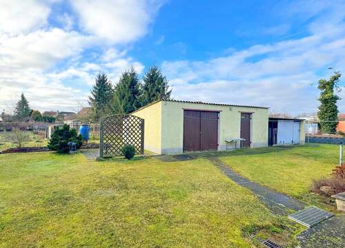 ...eine 2. Garage mit Abstellraum gegenüber - Mehrfamilienhaus, Wohnhaus mit 107,00 m&sup2; in Seehausen zum Kaufen