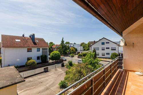 Balkon Obergeschoss - Vollvermietetes, gepflegtes 3-Familienhaus mit Tageslichtbädern, Garage und Garten in guter Wohnlage