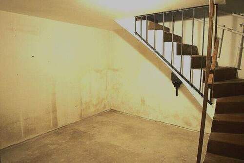 KG Abstellfläche unter Treppe - 