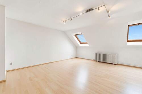 Dachgeschoss (aufgeräumt mit KI) - 