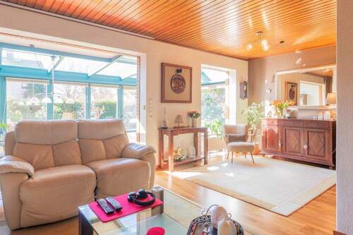 Wohnbereich mit Blick in den Wintergarten - 