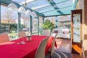Wintergarten mit Blick in den Garten - 