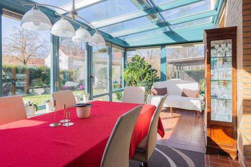 Wintergarten mit Blick in den Garten - 
