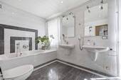 Badezimmer mit Badewanne und Dusche - 