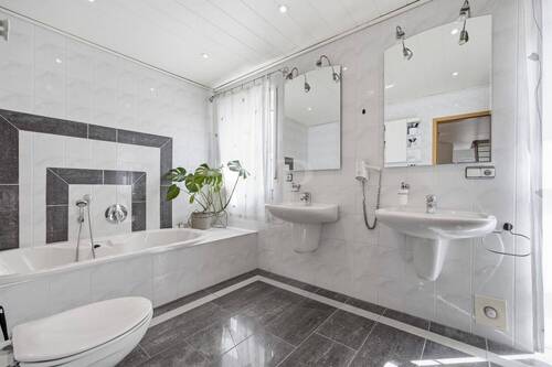 Badezimmer mit Badewanne und Dusche - 