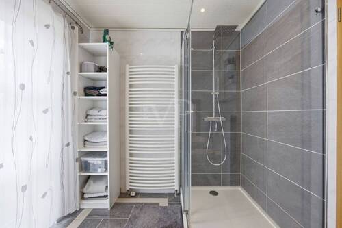 Badezimmer mit Badewanne und Dusche - 