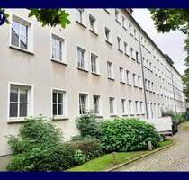 Hell & renoviert & gute Lage: 3-Zimmer-Wohnung mit Tageslichtbad, separate Küche mit Einbauküche - Rostock Stadtmitte