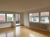 Wohnzimmer - Schöne, helle 4-Zimmer-Wohnung mit Balkon in begehrter Lage im Herrenfeld