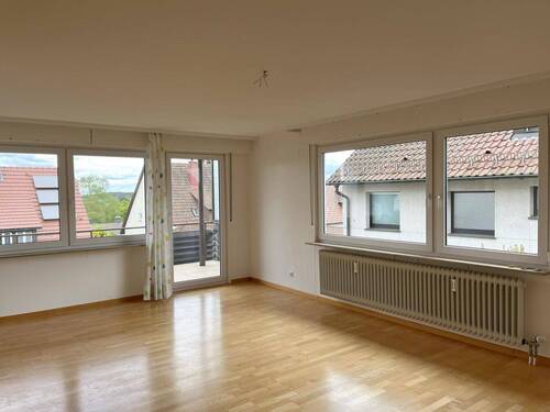 Wohnzimmer - Schöne, helle 4-Zimmer-Wohnung mit Balkon in begehrter Lage im Herrenfeld