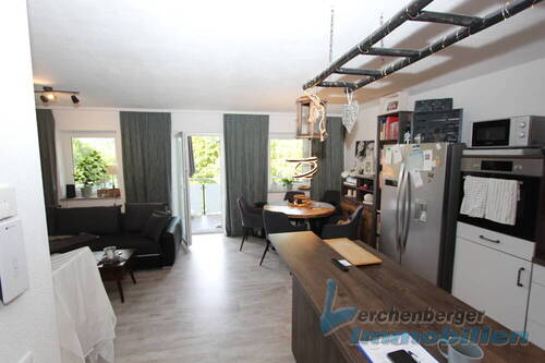 Wohnzimmer mit Küche - 2 Zimmer Etagenwohnung zum Kaufen in Zwiesel