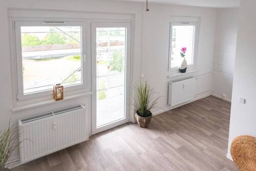 Wohnbereich Vergleichswohnung - Kleine 2-Raum-Wohnung mit Balkon und Wohnküche