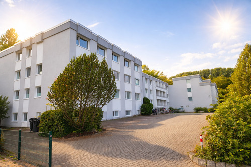 Direkt neben dem Hotel COSY (Till Schweiger) - Direkt am Kurpark – im Herzen vom Timmendorfer Strand, zentral und zugleich wunderbar ruhig gelegen.