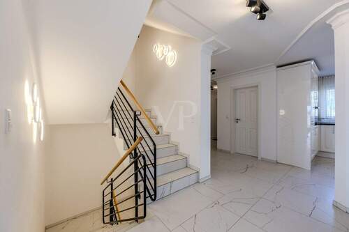 Treppenauf-, bzw. Abgang im Erdgeschoss - 