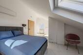 Schlafzimmer 2 mit Loggia im Dachgeschoss - 