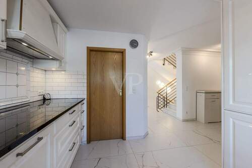 Offene Küche mit Speisekammer - 