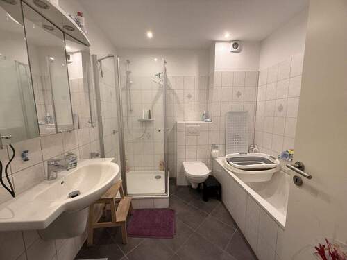 Bad im EG mit Dusche und Wanne - 