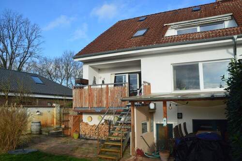Ansicht auf Haus und überdachte Terrasse - 