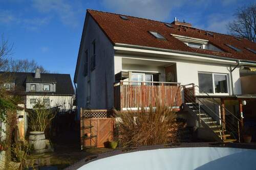 Hausansicht vom Garten - BJ 1993 - Modernisierte Doppelhaushälfte in Isernhagen-HB erwartet Sie !