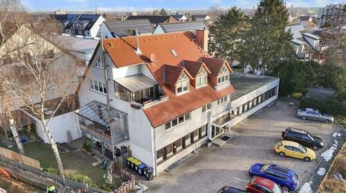 Hausansicht - Komfortabel wohnen: Gepflegte Eigentumswohnung mit Balkon und Kamin