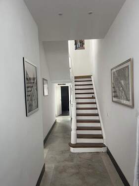 Erdgeschoss / Treppenhaus - 3 Zimmer Einfamilienhaus zum Kaufen in Köln