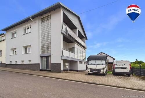 Haus. - Charmantes, großzügiges und gepflegtes Mehrfamilienhaus mit 3 Garagen, Garten und Pool