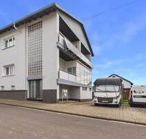 Charmantes, großzügiges und gepflegtes Mehrfamilienhaus mit 3 Garagen, Garten und Pool - Saarbrücken / Dudweiler