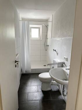 Bad mit Dusche - 3 Zimmer Etagenwohnung zur Miete in Singen (Hohentwiel)