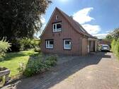 Haus mit Auffahrt und PKW-Stellplätze - 