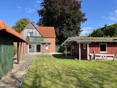 Rückansicht Haus mit Gartenhütte - Familienfreundliches Zuhause auf großem Grundstück und mit vielen Extras