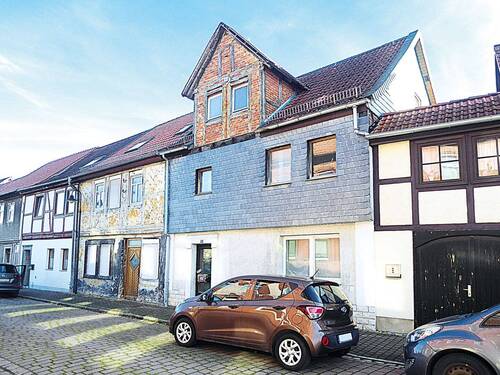 Blick auf das Objekt - Denkmalgeschütztes ehemaliges Zweifamilienhaus in Fachwerkbauweise in Weferlingen