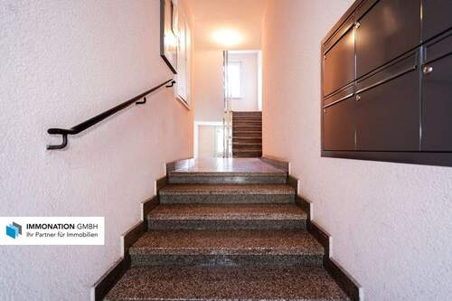 Treppenhaus - 3 Zimmer Etagenwohnung in Nürnberg