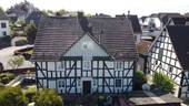 Aussenansicht vom Wohnhaus - Denkmalgeschütztes Zweifamilienfachwerkhaus in zentraler Wohnlage von Reichshof - Eckenhagen