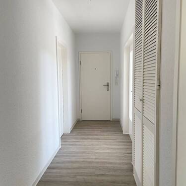Flur mit Whg Eingangstür - 