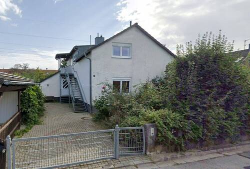 Titelbild - Zwangsversteigerung! 4,5-Zimmer-Wohnung im EG eines ZFH!