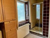 .. und separater Dusche - 